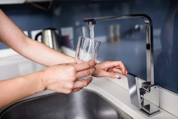 Woman filling water in glass — Stock Photo, Image