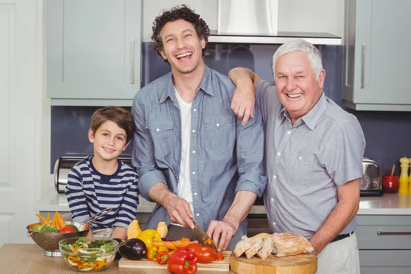 Familie staande in keuken thuis — Stockfoto