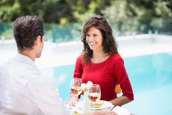 Couple assis près de la piscine — Photo