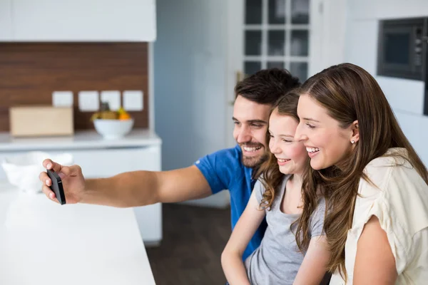 Uśmiechający się rodziny klikając selfie — Zdjęcie stockowe