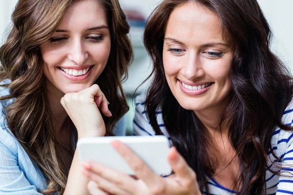 Amis féminins utilisant le téléphone mobile — Photo