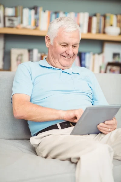 Senior man die digitale tablet gebruikt — Stockfoto