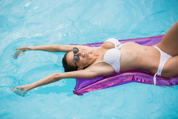 Mujer relajante en balsa inflable —  Fotos de Stock