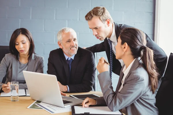 Ondernemers interactie in vergaderruimte — Stockfoto