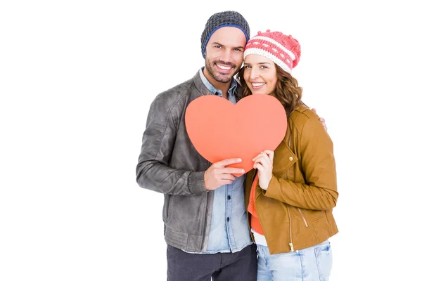 Pareja sosteniendo gran corazón —  Fotos de Stock