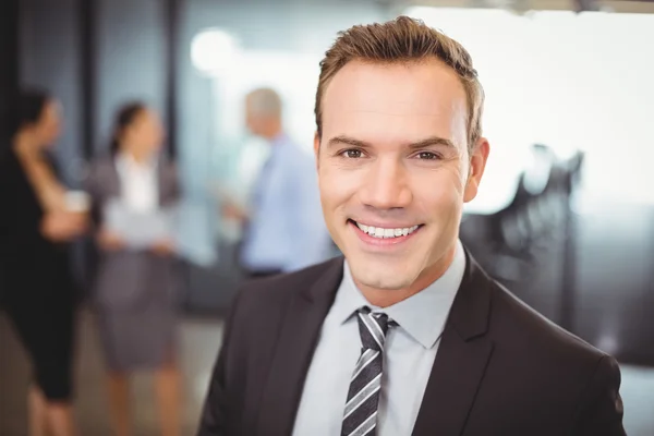 Homme d'affaires souriant à la caméra — Photo