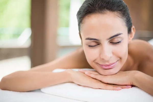 Vrouw ontspannen op massagetafel — Stockfoto