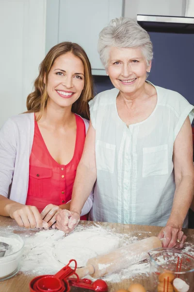 Mère et fille préparant la nourriture — Photo