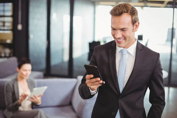 Homme d'affaires regardant le téléphone mobile — Photo