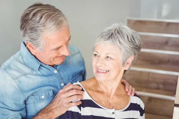 Glada senior paret tittar på varandra — Stockfoto