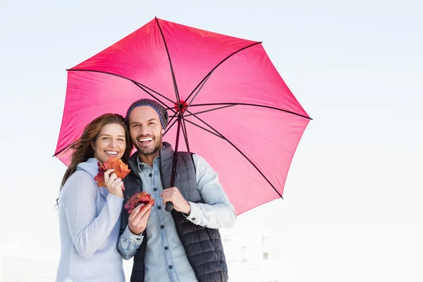 Casal guarda-chuva segurando — Fotografia de Stock
