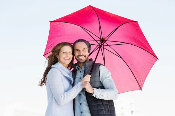 Coppia con ombrello rosa in mano — Foto Stock