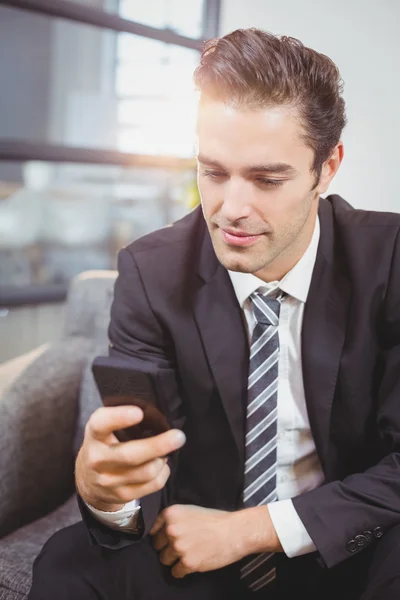 Homem de negócios usando telefone celular — Fotografia de Stock