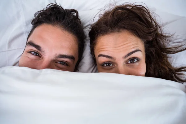 Casal relaxante na cama — Fotografia de Stock