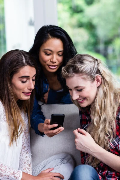 Női barátok látszó-ban mozgatható telefon — Stock Fotó