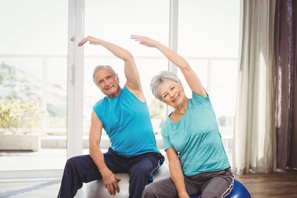 Retrato de feliz casal sênior exercitando — Fotografia de Stock