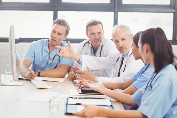 Équipe médicale interagissant dans la salle de conférence — Photo