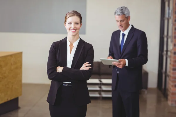 Empresaria con colega varón — Foto de Stock