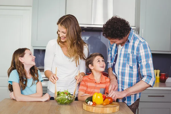 Family preparing vegetable salad — Stock Photo, Image