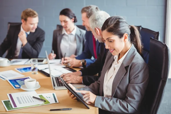 Empresarios en sala de conferencias — Foto de Stock