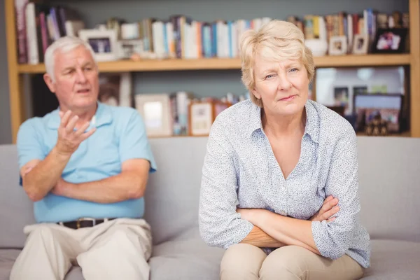 Äldre par argumentera på soffa — Stockfoto