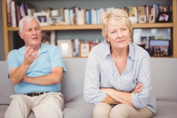 Couple aîné se disputant sur le canapé — Photo