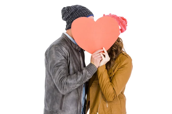 Feliz casal segurando coração — Fotografia de Stock