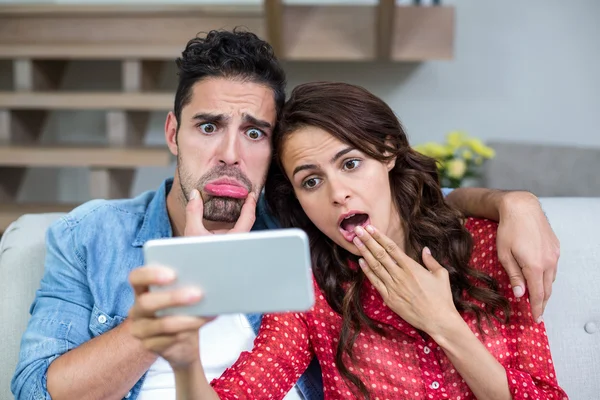 Pareja sorprendida tomando autorretrato — Foto de Stock