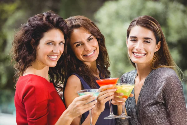 Beautiful female friends holding cocktails — Stock Photo, Image