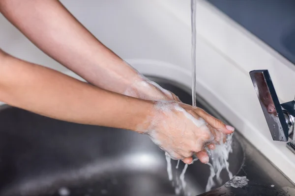Woman rinsing hands — Stock Photo, Image
