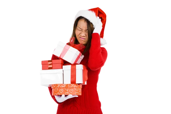 Mujer en traje de Navidad sosteniendo regalos — Foto de Stock