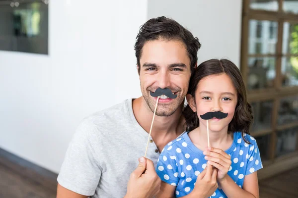 Vater und Tochter mit künstlichem Schnurrbart — Stockfoto