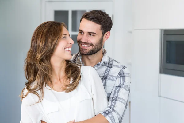 Paar omhelzingen thuis — Stockfoto