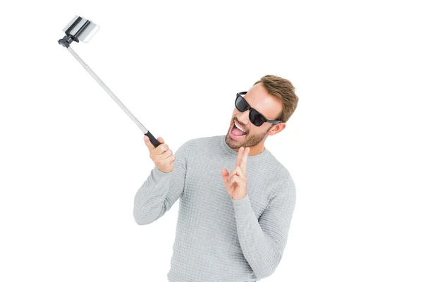 Adam selfie selfie sopa ile alarak — Stok fotoğraf