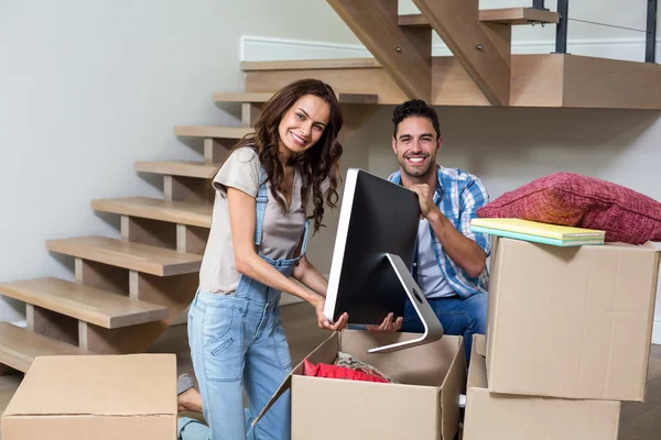 Couple unpacking computer from cardboard box — Stock Photo, Image