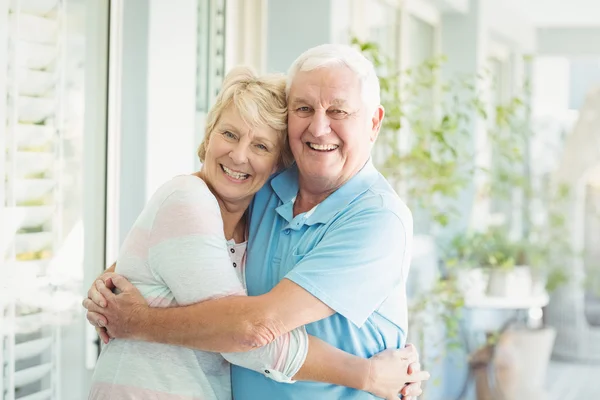 Портрет счастливой пожилой пары дома — стоковое фото
