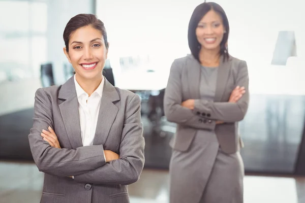 Kvinnliga företagare står med armarna korsade — Stockfoto