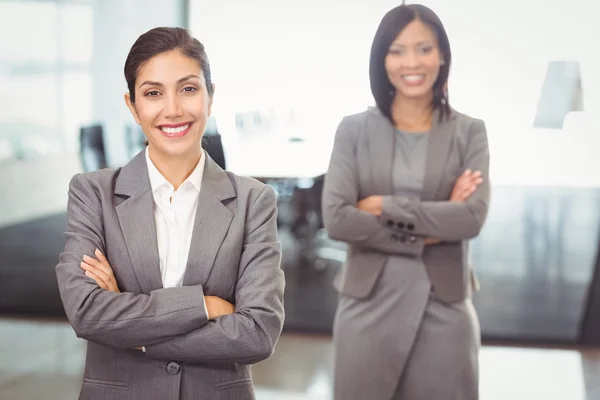 Geschäftsfrauen stehen mit verschränkten Armen — Stockfoto