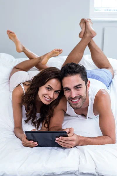 Casal usando tablet digital — Fotografia de Stock