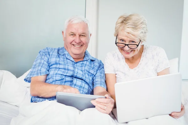 Retrato de casal feliz com tecnologias — Fotografia de Stock