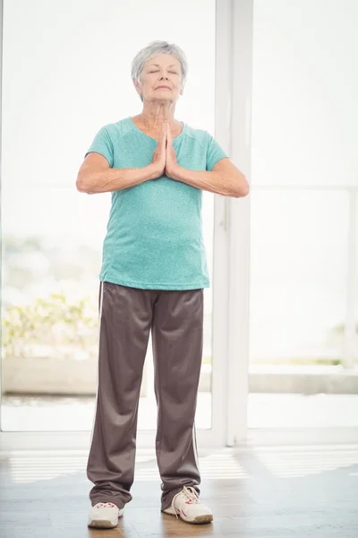 Senior mulher realizando ioga — Fotografia de Stock