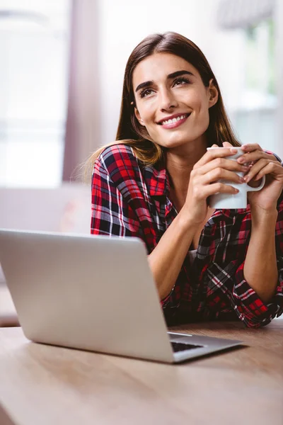 Femme réfléchie tenant tasse de café — Photo