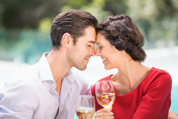 Casal segurando vinho branco — Fotografia de Stock