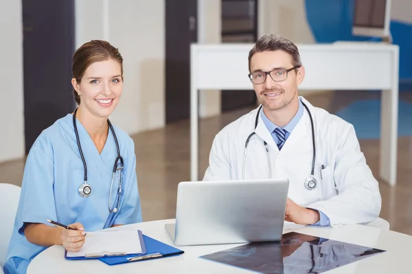 Médicos sentados na mesa — Fotografia de Stock