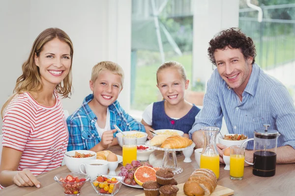 Family having breakfast at table — Stock Photo, Image