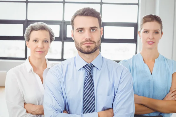 Mensen uit het bedrijfsleven met gekruiste armen — Stockfoto