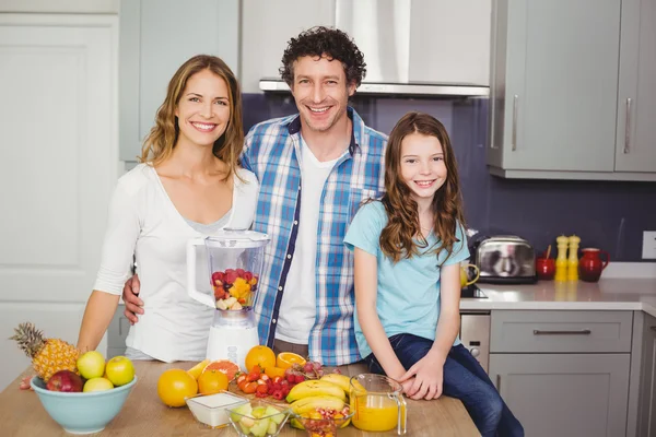 Família sorrindo em pé à mesa — Fotografia de Stock