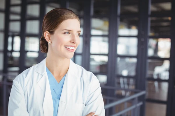 Kvinnliga läkare tittar bort — Stockfoto