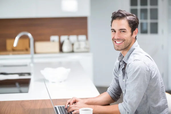 Giovane uomo che lavora su laptop — Foto Stock