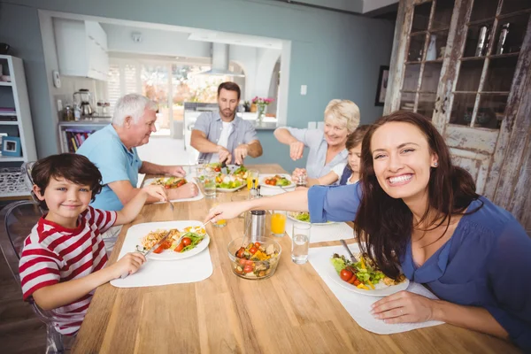 Família tomando café da manhã em casa — Fotografia de Stock